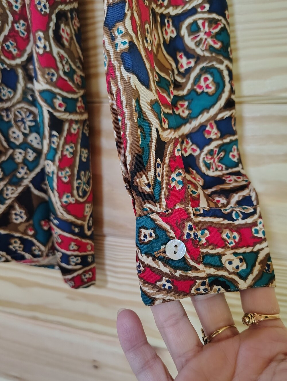 Anne Carson 100% Pure Silk Top S Paisley Long Sleeve Button Cuff Quiet Luxury - Picture 4 of 8
